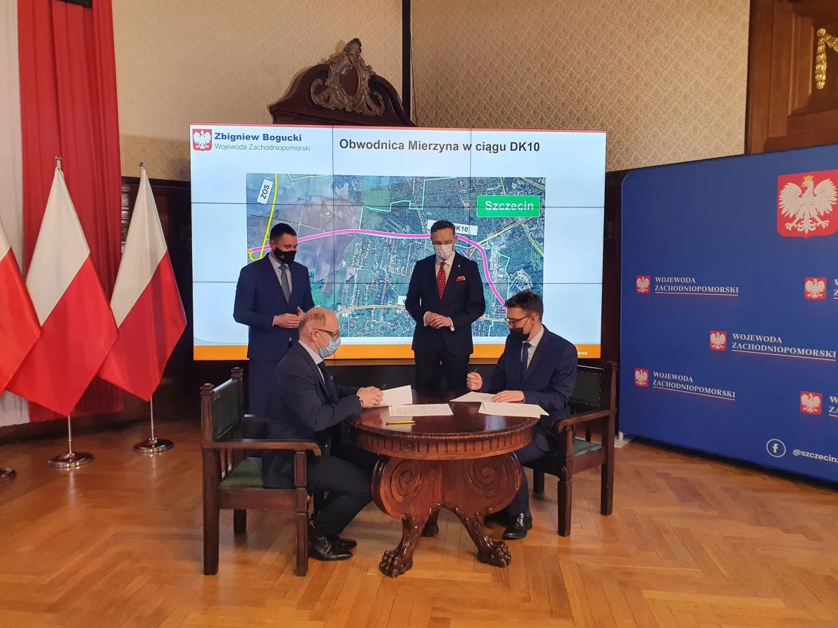Graniczący ze Szczecinem kilkutysięczny Mierzyn doczeka się obwodnicy. Zapłacą za nią GDDKiA i szczeciński urząd, które wczoraj podpisały porozumienie. Mieszkańcy na inwestycję czekają od lat.