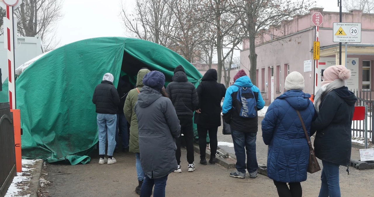 Kolejka do jednego z łódzkich punktów pobierania wymazu do badań na obecność SARS-CoV-2