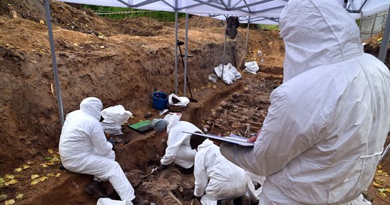 Szczecińscy naukowcy chcą ustalić przyczynę śmierci 64 osób, których szczątki odnaleziono na terenie byłego obozu jenieckiego Stalag II-D w Stargardzie w Zachodniopomorskiem. Wiadomo, że jeńcy zmarli w ciągu czterech kolejnych dni, a naukowcy podejrzewają, że przyczyną była epidemia. By to potwierdzić zbadają kamień nazębny. 