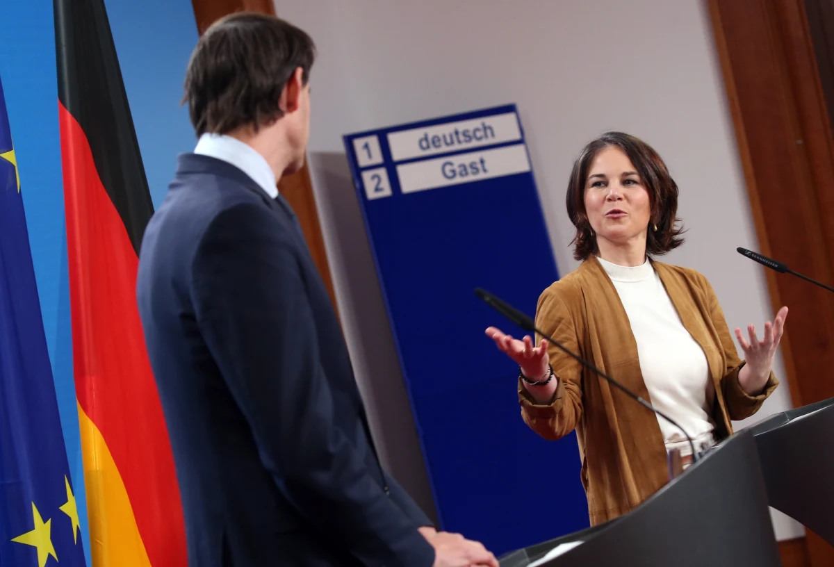 Minister spraw zagranicznych Annalena Baerbock zagroziła Rosji ostrą reakcją w przypadku ataku na Ukrainę. "W przypadku nowej agresji mamy do dyspozycji szerokie spektrum odpowiedzi, w tym Nord Stream 2" - powiedziała w czwartek w Bundestagu Baerbock podczas debaty o konflikcie ukraińskim .
