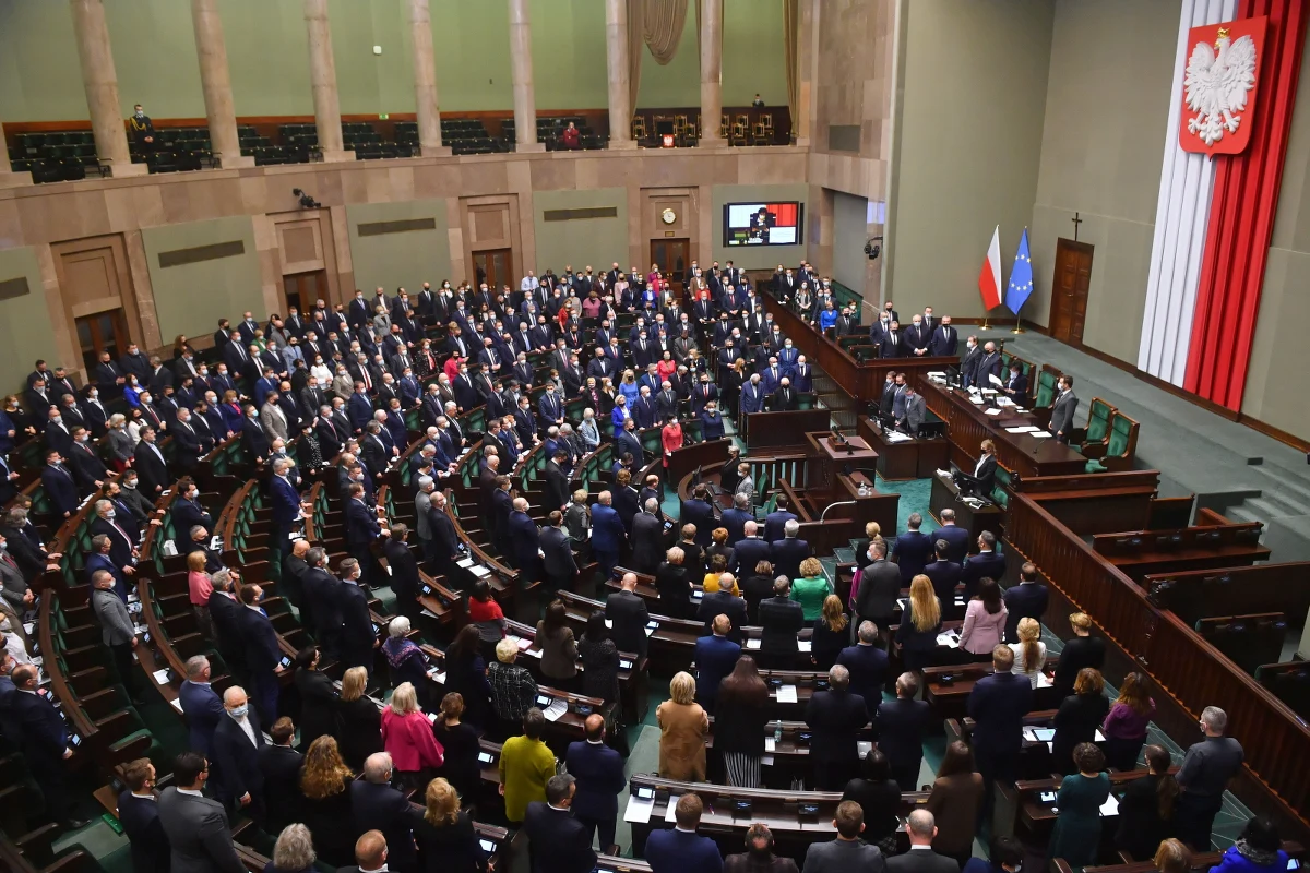 "Sejm Rzeczypospolitej Polskiej wyraża sprzeciw wobec polityki Federacji Rosyjskiej, godzącej w prawo międzynarodowe oraz burzącej ład i pokój w Europie. Apelujemy do rządów państw NATO i UE o udzielenie wszechstronnego wsparcia Ukrainie, która znalazła się w obliczu wojny" - głosi przyjęta w czwartek przez Sejm uchwała.
