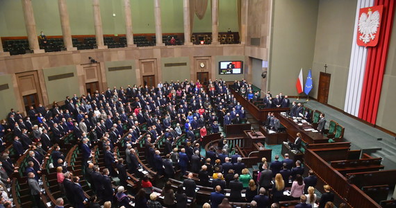 "Sejm Rzeczypospolitej Polskiej wyraża sprzeciw wobec polityki Federacji Rosyjskiej, godzącej w prawo międzynarodowe oraz burzącej ład i pokój w Europie. Apelujemy do rządów państw NATO i UE o udzielenie wszechstronnego wsparcia Ukrainie, która znalazła się w obliczu wojny" - głosi przyjęta w czwartek przez Sejm uchwała.