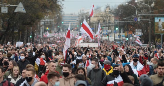 W białoruskich więzieniach przebywa już ponad 1000 więźniów politycznych. To bezprecedensowa sytuacja wymagająca reakcji państw demokratycznych – poinformowało polskie Ministerstwo Spraw Zagranicznych. Wskazało, że muszą  oni zostać uwolnieni, a osoby odpowiedzialne za naruszenia praw człowieka - pociągnięte do odpowiedzialności.