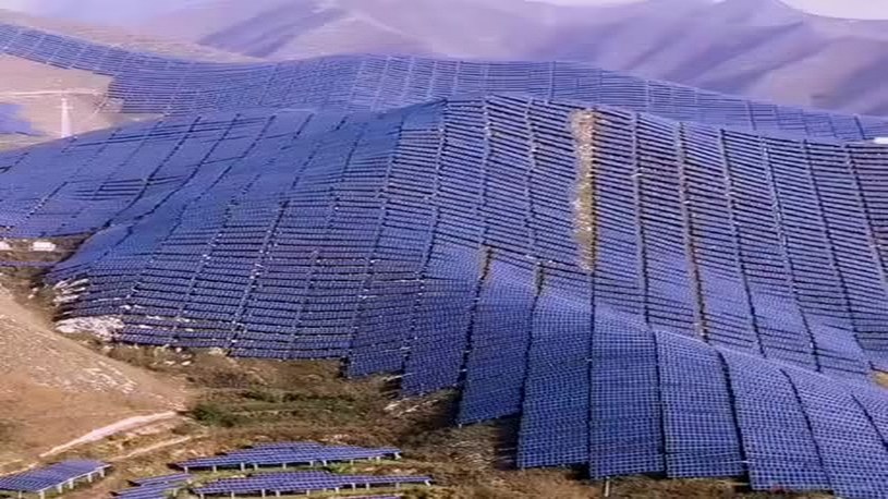 W ten sposób Chiny chcą stać się całkowicie ekologiczne. Tamtejszy rząd postanowił umieścić panele solarne gdzie tylko się da. W ten sposób od kilku lat powstają coraz to nowe solarne góry, które przerażają entuzjastów dziewiczej formy Matki Natury.
