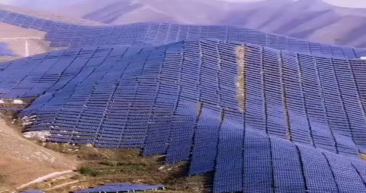 W ten sposób Chiny chcą stać się całkowicie ekologiczne. Tamtejszy rząd postanowił umieścić panele solarne gdzie tylko się da. W ten sposób od kilku lat powstają coraz to nowe solarne góry, które przerażają entuzjastów dziewiczej formy Matki Natury.