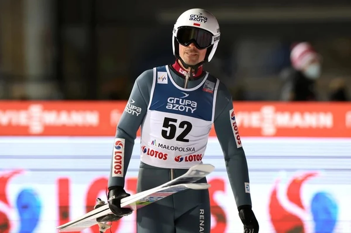 Przełomowe wieści w sprawie Piotra Żyły. Nasz skoczek pochwalił się dwoma negatywnymi wynikami testów po zakażeniu koronawirusem. To oznacza, że prawdopodobnie będzie mógł w poniedziałek wsiąść na pokład samolotu do Pekinu. W weekend ma wystartować w Willingen.