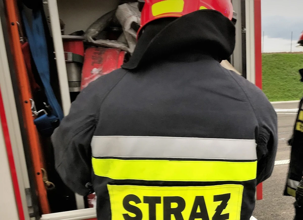 W czwartkowy wieczór w Bełżycach niedaleko Lublina kobieta wpadła do 12-metrowej studni. Uratowali ją strażacy.