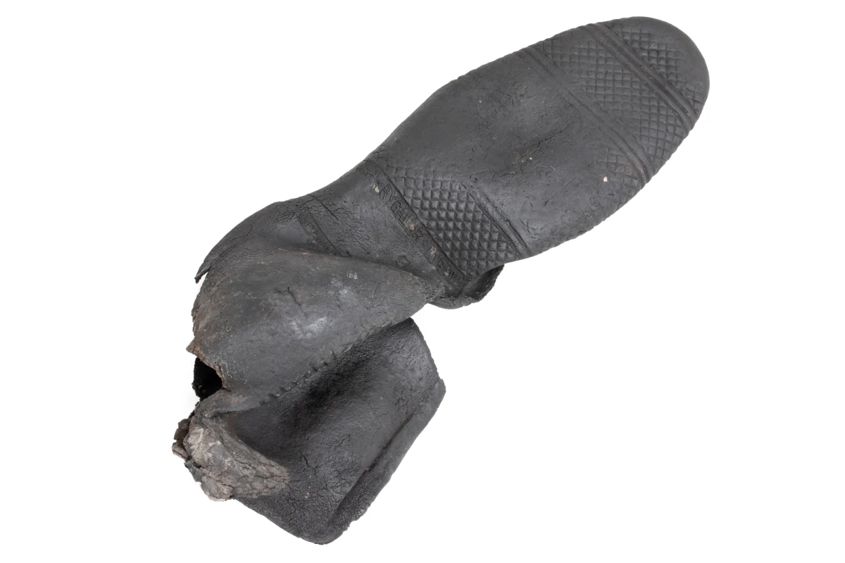 Obozowe artefakty otwierają oczy na prawdziwą cenę przedmiotów codziennego użytku. Głód ukazuje wartość najprostszych słów: chleb, naczynia czy sztućce. Słucham wspomnień Ocalonego z Birkenau i uświadamiam sobie, z jaką nieuwagą żyję, jak śnię na jawie, zamiast widzieć rzeczy takimi, jakimi naprawdę są. Wykopane z ziemi guziki okazują się relikwiami. Zwykłe z pozoru, lekkie aluminium, obciążone pamięcią, staje się metalem szlachetnym. Mówię o materialnych świadectwach, bo za wszelką cenę staram się być rzeczowy. Wolę mówić o zbutwiałych szczątkach, bo nie chcę się sam rozkleić.      