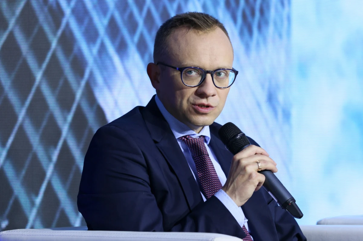 "Przygotujemy pakiet zmian do podatkowego Polskiego Ładu w dialogu z rzecznikiem Małych i Średnich Przedsiębiorców i przedsiębiorcami. Będzie tam m.in. kwestia różnic remanentowych i amortyzacji" - poinformował w Sejmie wiceminister finansów Artur Soboń.