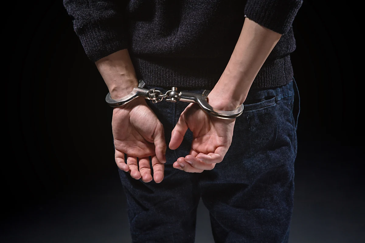 Podejrzany o postrzelenie z wiatrówki w rękach policji. Łódzcy funkcjonariusze zatrzymali 30-latka, który odpowie za próbę ciężkiego uszkodzenia ciała klienta baru chińskiego. Agresywny mężczyzna wystrzelił z wiatrówki w twarz pokrzywdzonego, po tym, jak ten zwrócił mu uwagę na niewłaściwe zachowanie w lokalu. 30-latkowi grozi do 15 lat więzienia. 