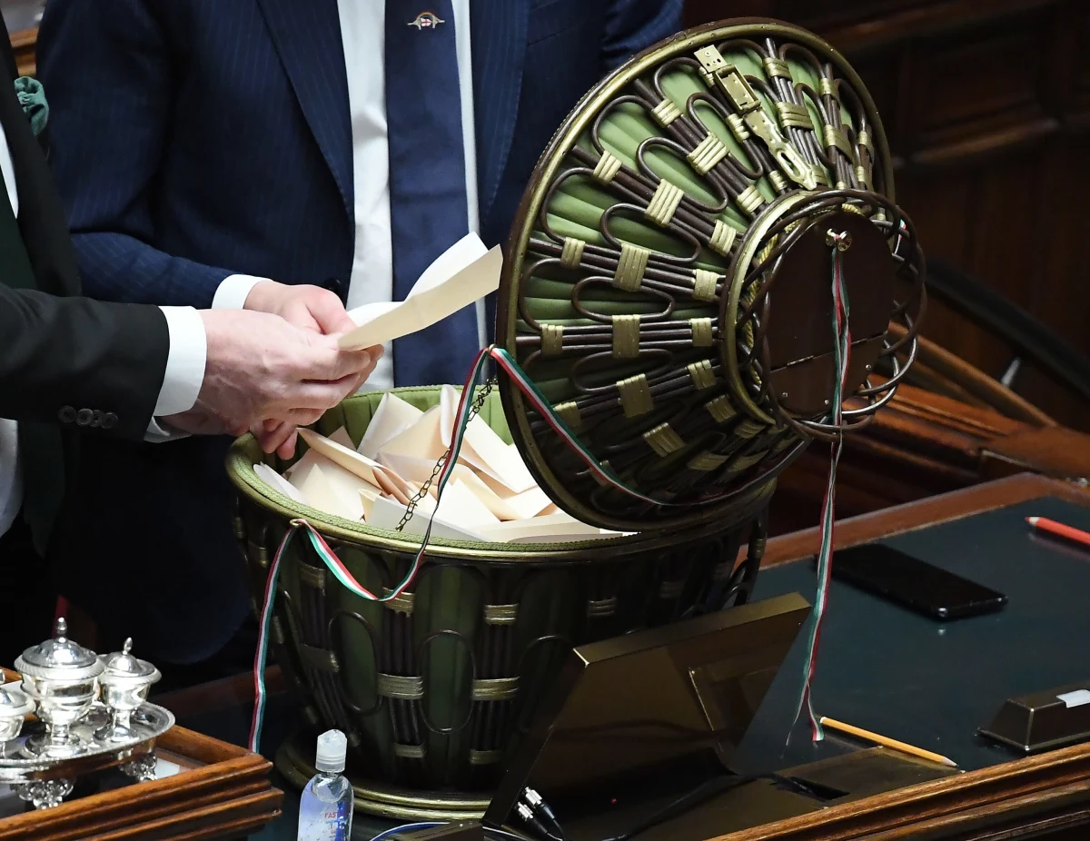 Wybory prezydenta Włoch w parlamencie zostały "pomylone z przesłuchaniami do programu X-Factor" - tak klimat po czterech dniach głosowań bez rozstrzygnięcia i ciągłe spory podsumował b. premier, senator Matteo Renzi. "To nieprzyzwoite show" - dodał.