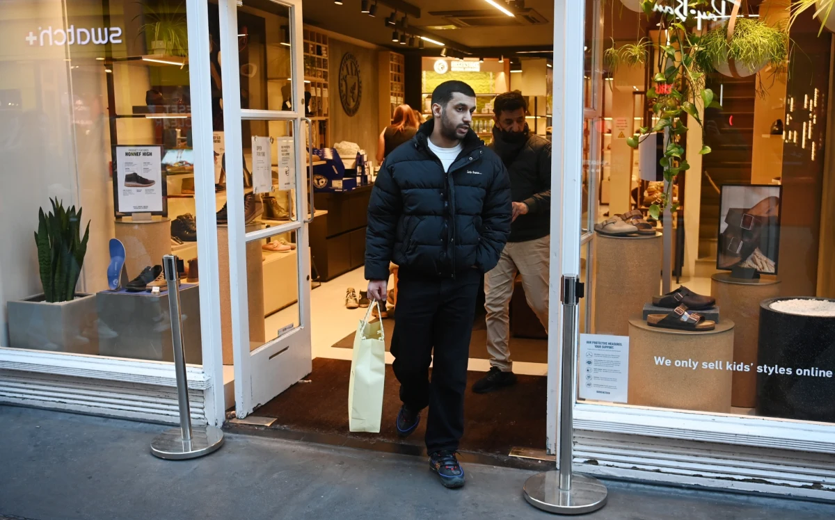 Zniesienie w czwartek w Anglii niemal wszystkich restrykcji covidowych jest symbolicznie ważnym momentem, ale w praktyce zmieniło się niewiele. Gdyby ktoś nie wiedział o tym fakcie, to nawet mógłby nie zauważyć różnicy.