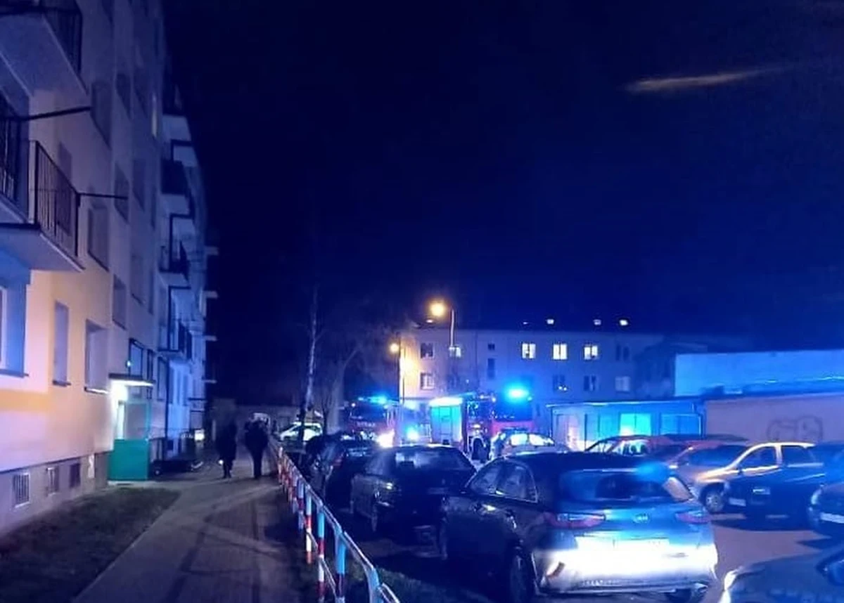 Śmierć 90-letniego mężczyzny, reanimacja jego opiekunki i podtrucie ratownika medycznego oraz ewakuacja prawie 40 mieszkańców bloku - to efekt nieszczelności piecyka gazowego w jednym z mieszkań w Jarocinie (woj. wielkopolskie). Niesprawne urządzenie doprowadziło do ulotnienia się tlenku węgla.