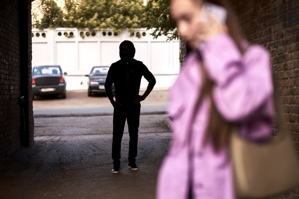 Robił zdjęcia z ukrycia, często dzwonił, wysyłał wiadomości i bez pozwolenia publikował wpisy w mediach społecznościowych - to zarzuty wobec 48-letniego mężczyzny z Gdańska oskarżonego o stalking wobec swojej byłej partnerki. Nękanie 44-letniej kobiety rozpoczęło się, gdy zerwała znajomość z mężczyzną.