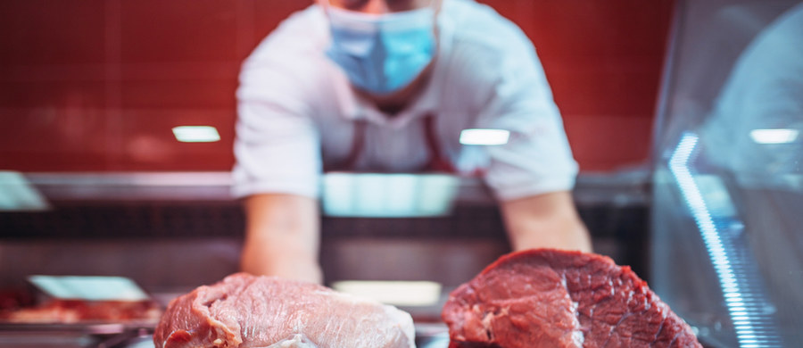 „Zgromadzono wystarczające dowody na to, że zwiększone spożycie mięsa czerwonego (a zwłaszcza mięsa przetworzonego) może zwiększać ryzyko rozwoju nowotworów złośliwych” – przestrzega dietetyk dr Dominika Wnęk. Do czerwonego mięsa zalicza się: wieprzowinę, wołowinę i cielęcinę, baraninę i jagnięcinę, koźlinę oraz dziczyznę.