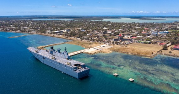 Międzynarodowa społeczność próbuje pomóc mieszkańcom Tonga po wybuchu wulkanu Hunga Tonga Hunga Ha'apai i przejściu tsunami. Na wyspach wciąż brakuje wody pitnej. Transporty utrudnia jednak pandemia Covid-19. Ponad 20 członków załogi australijskiego okrętu HMAS Adelaide w trakcie rejsu zaraziło się koronawirusem. W obawie przed transmisją wirusa butelkowaną wodę i apteczki przekazano na Tonga bezkontaktowo.  