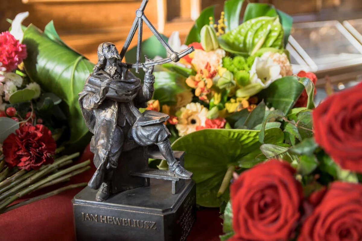 Jan Heweliusz to niemiecki astronom, matematyk i konstruktor pochodzący z Gdańska, który żył w latach 1611-1687. Urodził się i zmarł w tym samym dniu - 28 stycznia. Do soboty miasto Gdańsk świętuje rocznicę urodzin naukowca. Zaplanowane wydarzenia odbędą się głównie online.