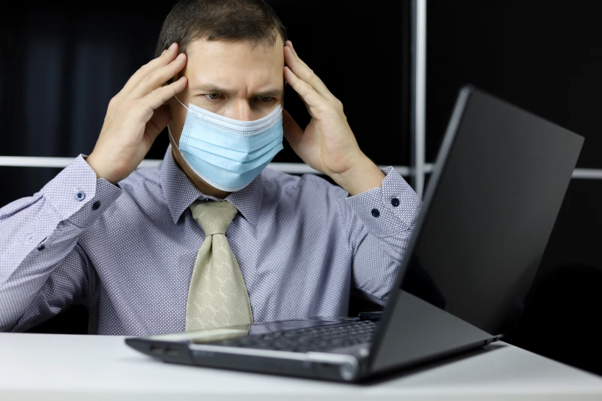 Zamiast prostego sprawdzenia certyfikatu szczepień i możliwości przesunięcia do innej pracy osób zagrażających innym - skomplikowana procedura odszkodowań od zakażających dla poszkodowanych. Pomysł posłów PiS na rozwiązanie problemu weryfikacji przez pracodawców osób stwarzających zagrożenie nie daje żadnej szansy na ograniczenie pandemii. 