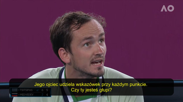 W starciu Daniiła Miedwiediewa i Stefanosa Tsitsipasa w półfinale Australian Open nie brakuje wielkich emocji. Tenisiści toczą zacięty bój, a Rosjanin po porażce w drugim secie wręcz wpadł w furię. Nie spodobało mu się to, co wyprawiał sztab jego rywala.

Miedwiediewowi nie spodobało się to, że Apostolos Tsitsipas, ojciec i trener Stefanosa, głośno komentował przebieg pojedynku i udzielał porad swojemu synowi. - Jego ojciec może mówić o każdym punkcie?! Ty jesteś głupi? - krzyczał Rosjanin.

