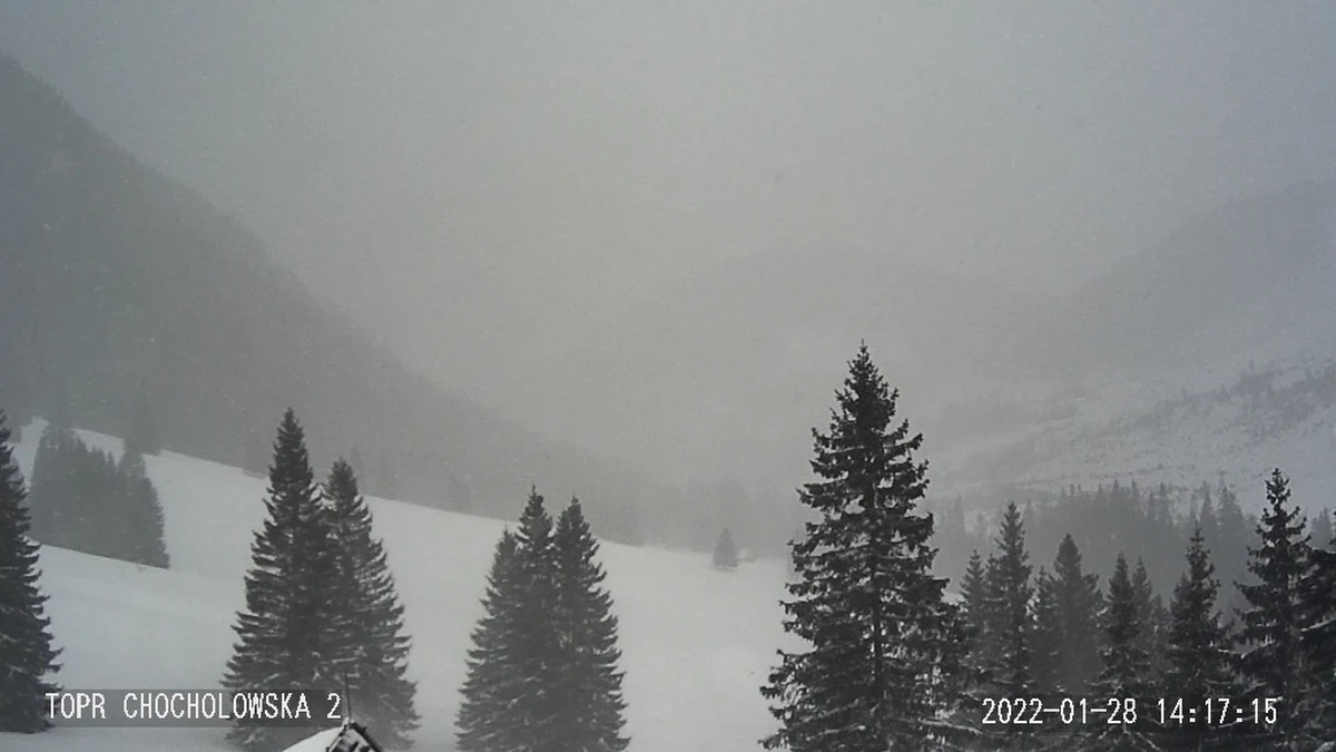 "TOPR zdecydowanie odradza górskie wycieczki. W Tatrach warunki turystyczne pogarszają się z godziny na godzinę - intensywnie sypie śnieg i wieje bardzo silny wiatr. Obowiązuje tam trzeci - znaczny" - stopień zagrożenia lawinowego.