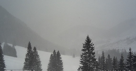 "TOPR zdecydowanie odradza górskie wycieczki. W Tatrach warunki turystyczne pogarszają się z godziny na godzinę - intensywnie sypie śnieg i wieje bardzo silny wiatr. Obowiązuje tam trzeci - znaczny" - stopień zagrożenia lawinowego.