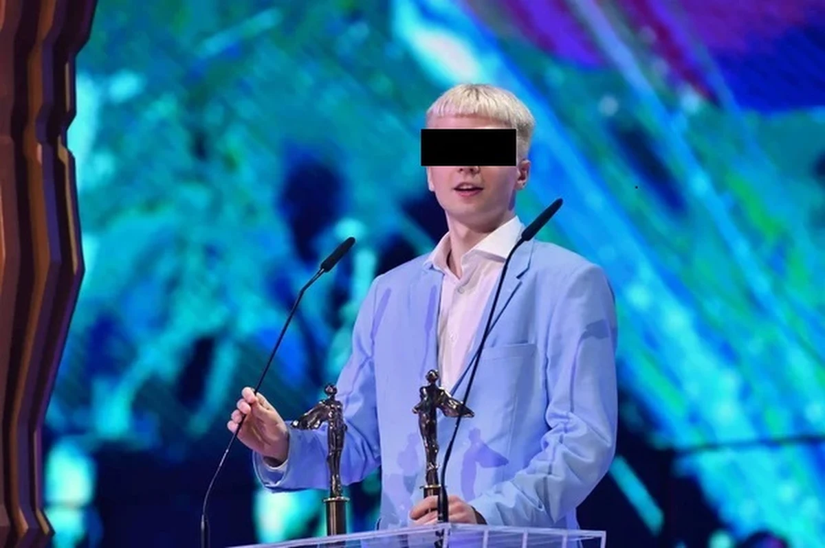 Znany raper Michał M. pseudonim "Mata" przyznał się do posiadania narkotyków i usłyszał zarzuty - informuje RMF FM. W czwartek przed północą został zatrzymany w Warszawie wraz ze swoim znajomym. Mieli przy sobie marihuanę. Zarzuty usłyszał też drugi z mężczyzn.