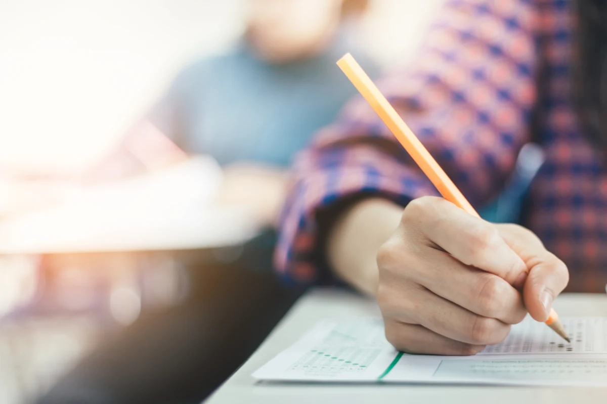 Uwaga maturzyści planujący zdawać na egzaminie dojrzałości fizykę – macie szansę na darmowy kurs powtórkowy. W poniedziałek w samo południe będzie się można zapisać na Pogotowie Przedmaturalne Online . Uniwersytet Marii Curie Skłodowskiej w Lublinie organizuje 8 dwugodzinnych spotkań. Niestety względy techniczne powodują, że obowiązuje limit miejsc.