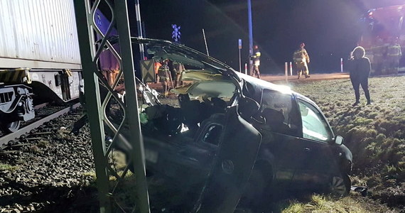 Do tragicznego wypadku doszło w piątek na niestrzeżonym przejeździe kolejowym w Strzemkowie koło Inowrocławia. Zginął kierowca samochodu osobowego, który zderzył się z pociągiem.