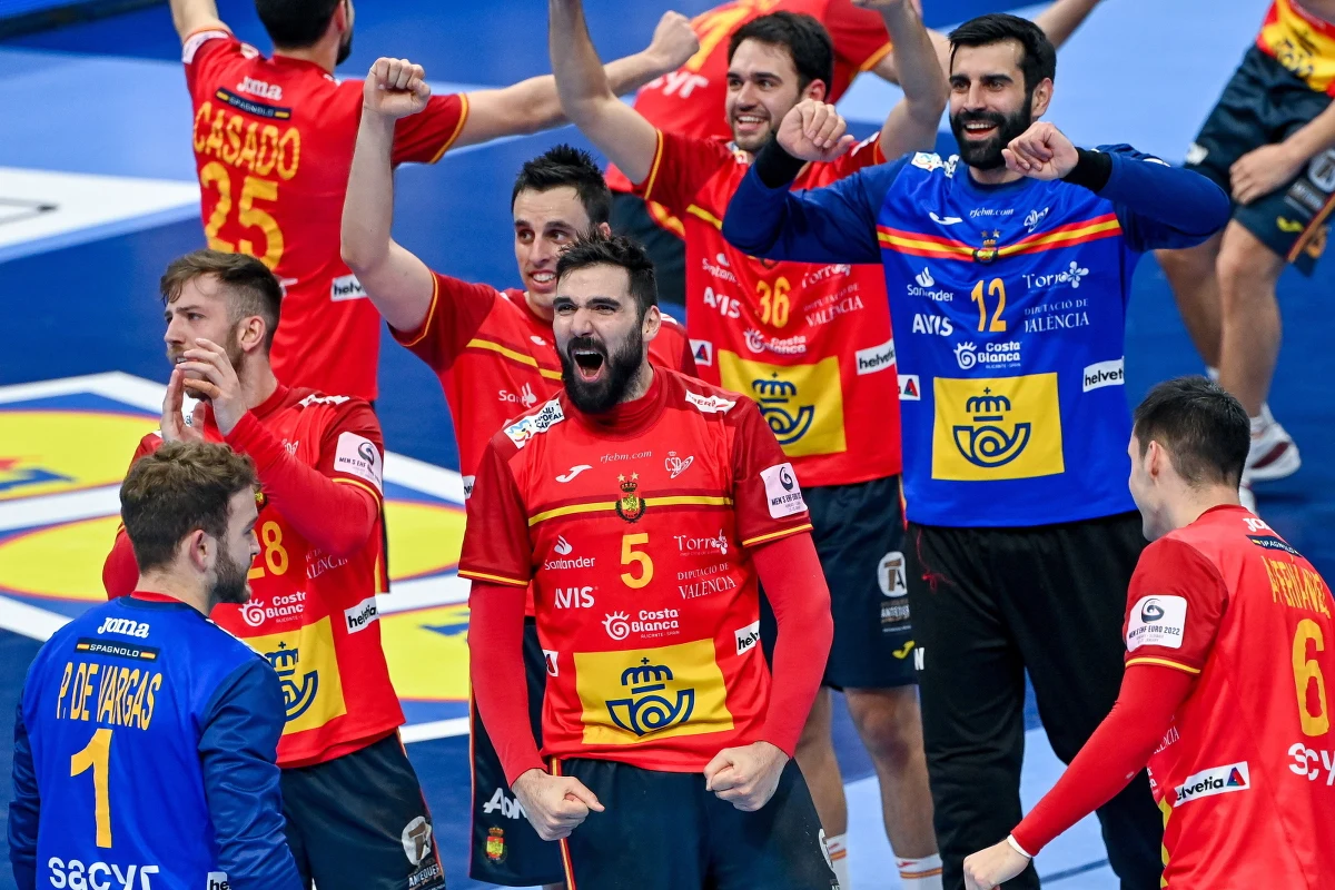 Szwecja będzie rywalem obrońcy tytułu Hiszpanii w niedzielnym finale (godz. 18:00) mistrzostw Europy piłkarzy ręcznych, których gospodarzem jest Słowacja i Węgry. Zespół "Trzech Koron" pokonał w Budapeszcie mistrza olimpijskiego Francję 34:33 (17:14).