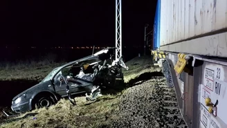 Strzemków: Auto zderzyło się z pociągiem. Nie żyje kierowca