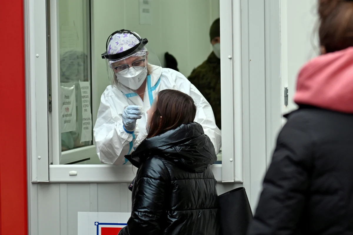 Ministerstwo Zdrowia informuje o 51 695 nowych przypadkach zakażenia koronawirusem. Ostatniej doby zmarło 231 chorych na Covid-19. Bilans epidemii koronawirusa w Polsce to 4 804 390 zakażonych. Nie żyje 105 138 spośród nich.