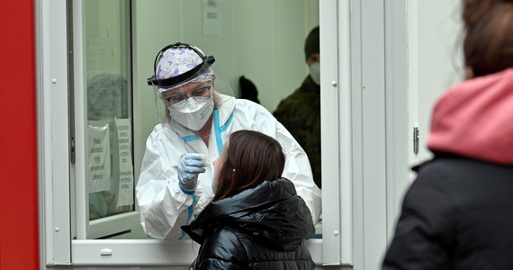 Ministerstwo Zdrowia informuje o 51 695 nowych przypadkach zakażenia koronawirusem. Ostatniej doby zmarło 231 chorych na Covid-19. Bilans epidemii koronawirusa w Polsce to 4 804 390 zakażonych. Nie żyje 105 138 spośród nich.