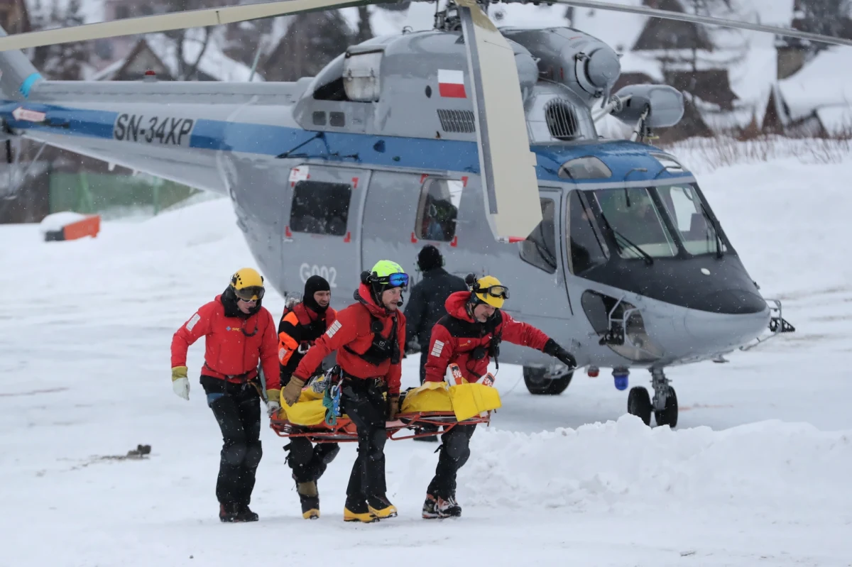 W Tatrach obowiązuje trzeci stopień zagrożenia lawinowego, jest to bardzo poważne zagrożenie. Statystycznie najczęściej do wypadków śmiertelnych dochodzi przy stopniu drugim i trzecim zagrożenia lawinowego - powiedział ratownik dyżurny TOPR Tomasz Wojciechowski.

