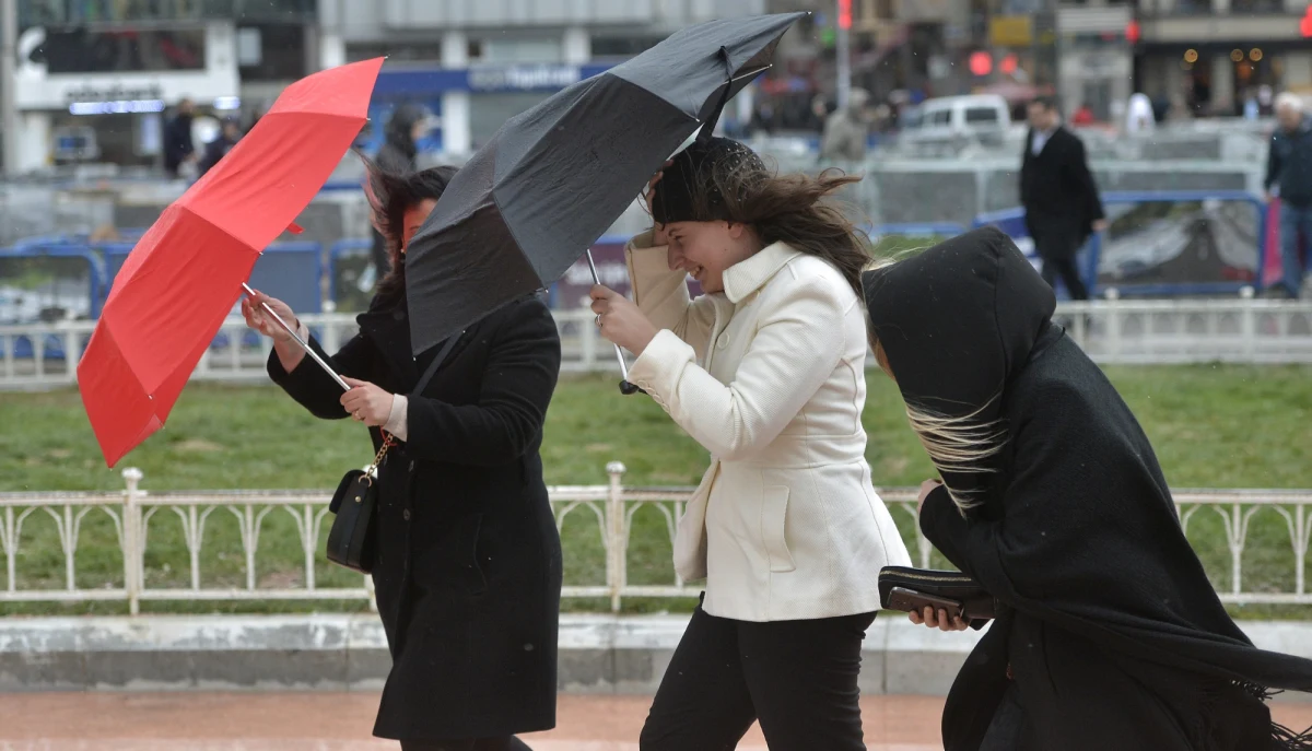 ​W niedzielę Polska będzie pod wpływem rozległego niżu, który w ciągu dnia będzie przemieszczał się z zachodu na wschód - powiedział PAP Michał Jaworski, synoptyk IMGW. W całym kraju będą obowiązywały ostrzeżenia drugiego lub trzeciego stopnia przed silnym wiatrem.