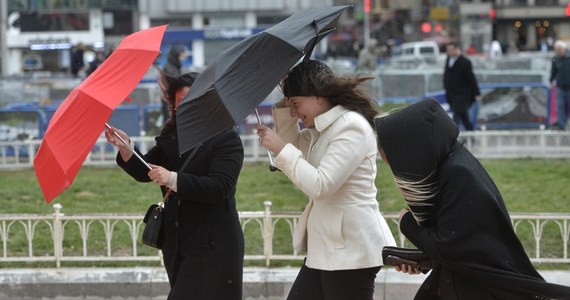 ​W niedzielę Polska będzie pod wpływem rozległego niżu, który w ciągu dnia będzie przemieszczał się z zachodu na wschód - powiedział PAP Michał Jaworski, synoptyk IMGW. W całym kraju będą obowiązywały ostrzeżenia drugiego lub trzeciego stopnia przed silnym wiatrem.