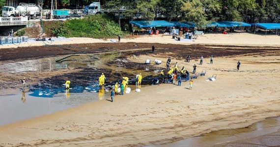 Plama ropy z uszkodzonego podmorskiego rurociągu dotarła do plaży Mae Ram Phueng w Tajlandii w prowincji Rayong. Sprząta ją ok.  200 marynarzy i 150 pracowników spółki Star Petroleum Refining Public Company Limited (SPRC).