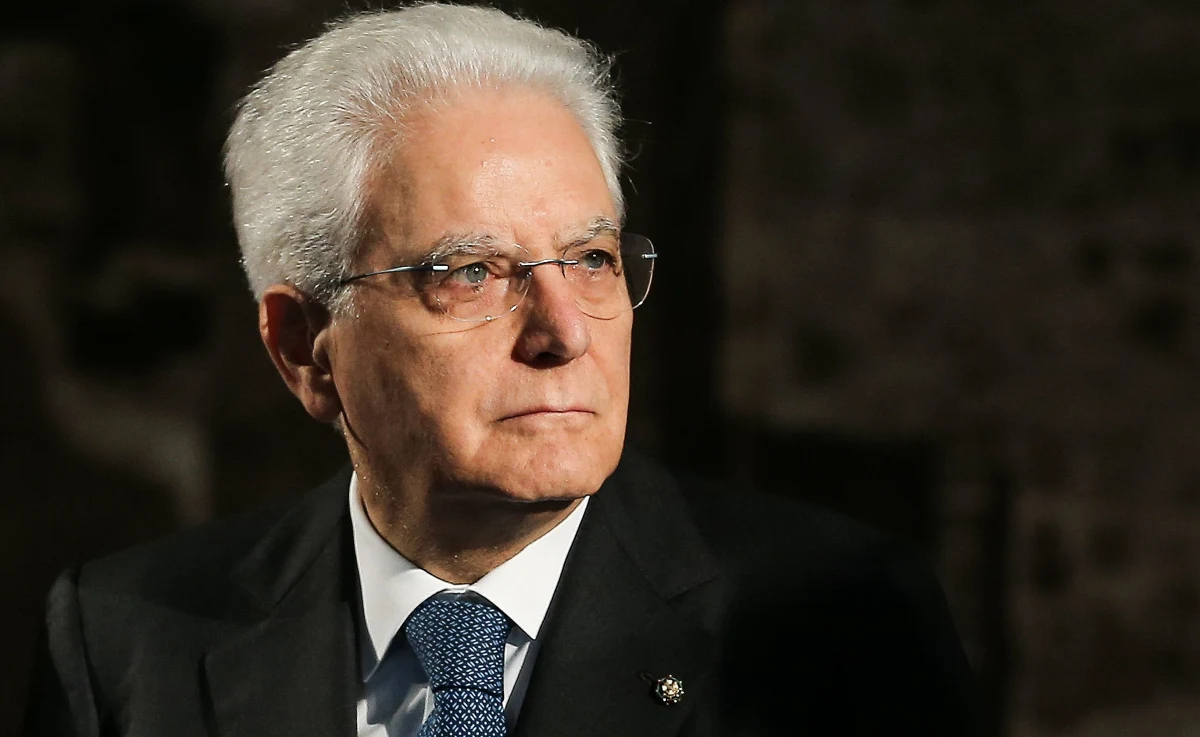​Prezydent Włoch Sergio Mattarella został wybrany w sobotę przez parlament i delegatów z regionów na drugą kadencję. Tak w ósmym głosowaniu zakończył się impas polityczny między centrolewicą i centroprawicą, które wcześniej nie były w stanie zawrzeć porozumienia w sprawie poparcia dla żadnego kandydata.