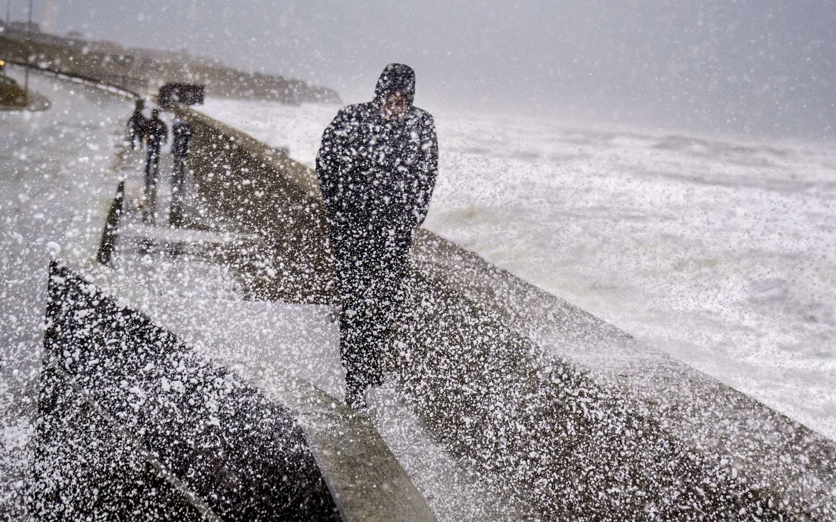 Dwie osoby nie żyją, kilka jest rannych, a ponad 130 tys. gospodarstw domowych i firm pozbawionych zostało elektryczności. Przez Wielką Brytanię w piątek i sobotę przeszedł orkan Malik. A już w niedzielę spodziewany jest kolejny - Corrie. Z powodu orkanu Malik zamknięto w sobotę wieczorem most łączący Danię ze Szwecją nad cieśniną Sund. Na Bałtyku nie kursują promy, w tym zawijające do polskich portów.