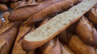 Francja: Supermarket obniżył cenę bagietek. Piekarze oburzeni