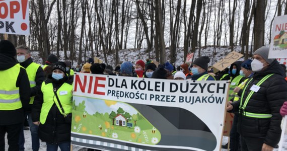 Nawet około 50 domów może zostać wyburzonych, jeśli zrealizowany zostanie plan budowy linii kolejowej prowadzącej do Centralnego Portu Komunikacyjnego przez Mikołów-Mokre na Śląsku. Ponad 100 mieszkańców protestowało przeciwko tym zamiarom.