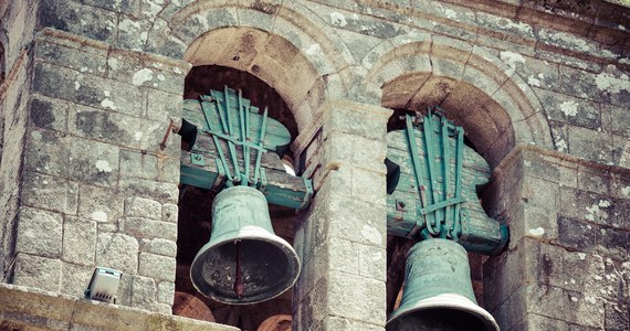 Dwa tysiące euro kary musi zapłacić proboszcz z okolic Florencji za to, że dzwony w jego parafii biją za głośno. Potwierdziły to badania akustyczne, przeprowadzone przez miejscowe władze w reakcji na skargi mieszkańców.
