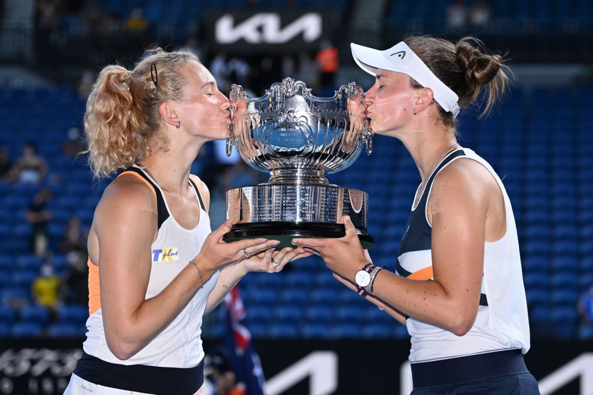 Barbora Krejcikova i Katerina Siniakova wygrały Australian Open w deblu, pokonując w finale reprezentującą Kazachstan Annę Danilinę i Brazylijkę Beatriz Haddad Maię 6:7 (3-7), 6:4, 6:4. To pierwszy wspólny tytuł czeskich tenisistek w Melbourne, a czwarty w Wielkim Szlemie.