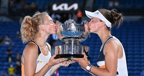 Barbora Krejcikova i Katerina Siniakova wygrały Australian Open w deblu, pokonując w finale reprezentującą Kazachstan Annę Danilinę i Brazylijkę Beatriz Haddad Maię 6:7 (3-7), 6:4, 6:4. To pierwszy wspólny tytuł czeskich tenisistek w Melbourne, a czwarty w Wielkim Szlemie.