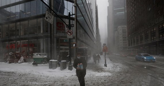 UU.: Grandes tormentas de nieve.  Muchas casas están sin electricidad.