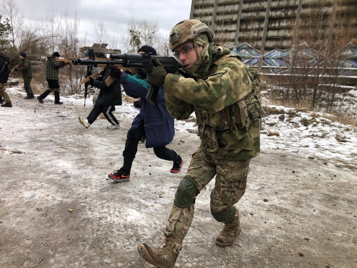 Droga do opuszczonych zakładów przemysłowych, ok. 40 kilometrów na północny-wschód od Kijowa, zajmuje niecałą godzinę. W dawnej fabryce, gdzie produkowano elementy do budowy dróg, co jakiś czas spotykają się "terytorialsi" ze stolicy Ukrainy. To zarówno bardziej zaawansowani ochotnicy, jak i ci, którzy dopiero co wstąpili do tej formacji. "Chętnych jest coraz więcej. Dziś np. przyjechało tu ze mną pięciu moich sąsiadów" - mówi w rozmowie ze specjalnym wysłannikiem RMF FM na Ukrainę Gienadij, rezerwista z kijowskiego pododdziału formacji. 