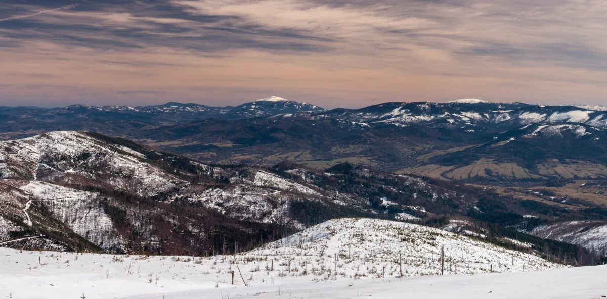 Pogorszyły się warunki turystyczne w Beskidach. Porywisty wiatr i opady śniegu sprawiły, że wędrówka stała się niebezpieczna. W nocy ratownicy GOPR uczestniczyli w dwóch akcjach poszukiwawczych. Sprowadzali m.in. 16-osobową grupę, która utknęła w rejonie Baraniej Góry.