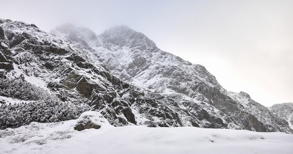 Wiatr do 100 kilometrów na godzinę na Kasprowym Wierchu, intensywnie padający śnieg i trzeci stopień zagrożenia lawinowego. Takie warunki panują w tej chwili w Tatrach. W związku z tym TOPR apeluje do turystów, by nie wybierali się w góry. 