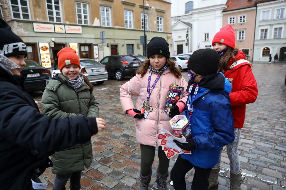 "Przejrzyj na oczy" - to hasło trwającego 30. Finału Wielkiej Orkiestry Świątecznej Pomocy. Tegoroczna zbiórka ma na celu zapewnienie najwyższych standardów diagnostyki i leczenia wzroku u dzieci. Do 23 zebrano ponad 107 milionów złotych – poinformował sztab WOŚP. W niedzielny wieczór zakończyło się zbieranie datków do puszek.