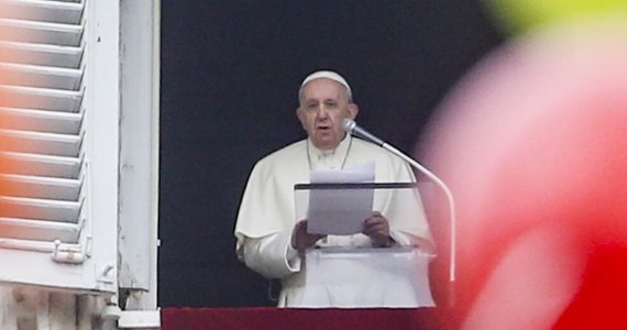 Papież Franciszek powiedział w niedzielę wiernym, że potrzeba naprawić relacje między poszczególnymi osobami i państwami. Podkreślał, że wiara wymaga "dyspozycyjności i pokory", "otwartego umysłu i prostego serca".
