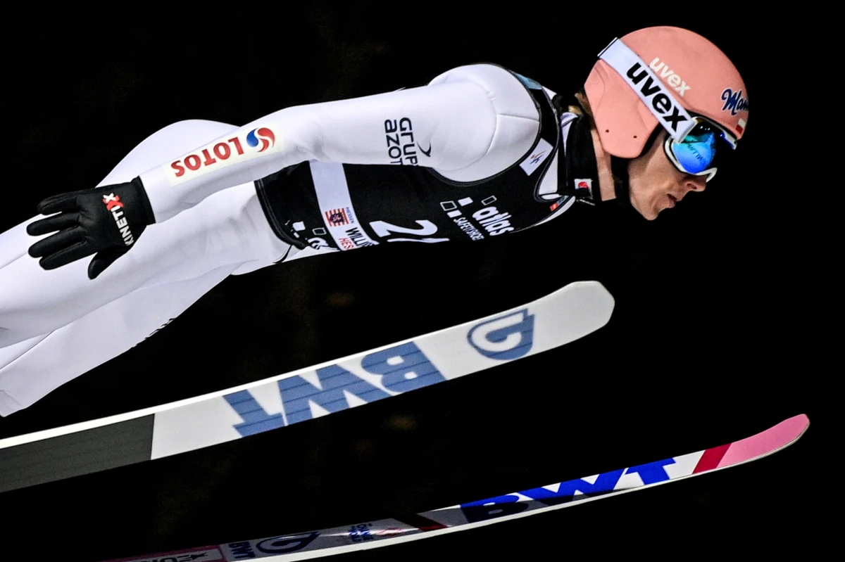 Dawid Kubacki, jedyny Polak w finałowej serii, zajął ostatecznie 14. miejsce w niedzielnym konkursie Pucharu Świata w skokach narciarskich w Willingen. Zdyskwalifikowany został bowiem Japończyk Yukiya Sato. Wygrał Norweg Marius Lindvik, przed Niemcem Karlem Geigerem - nowym liderem PŚ.